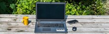 Laptop en mobiel op een tafel