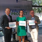 aanbieding van de Leidraad afvalstof of product door Roald Lapperre, DG voor DGMI van ministerie van Infrastructuur en Waterstaat, aan Nienke Homan, gedeputeerde provincie Groningen, en Gérard Bouman, voorzitter Omgevingsdienst NL