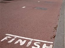 Woorden: finish geschreven op een fietspad